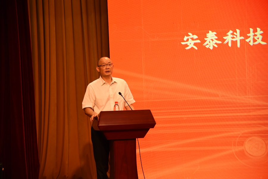 李军风作总结.JPG