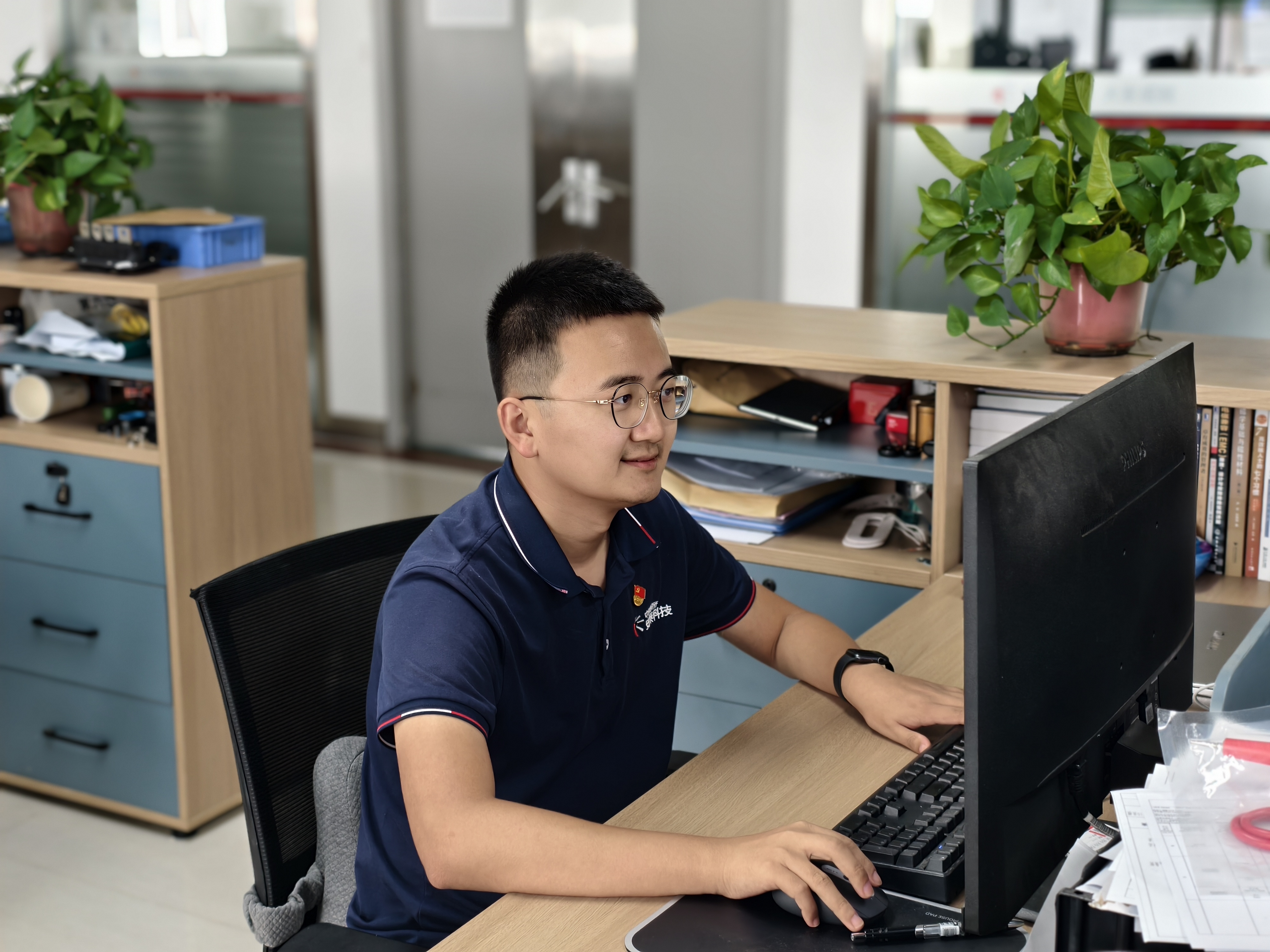 1.张伟照片.jpg 1.张伟照片.jpg