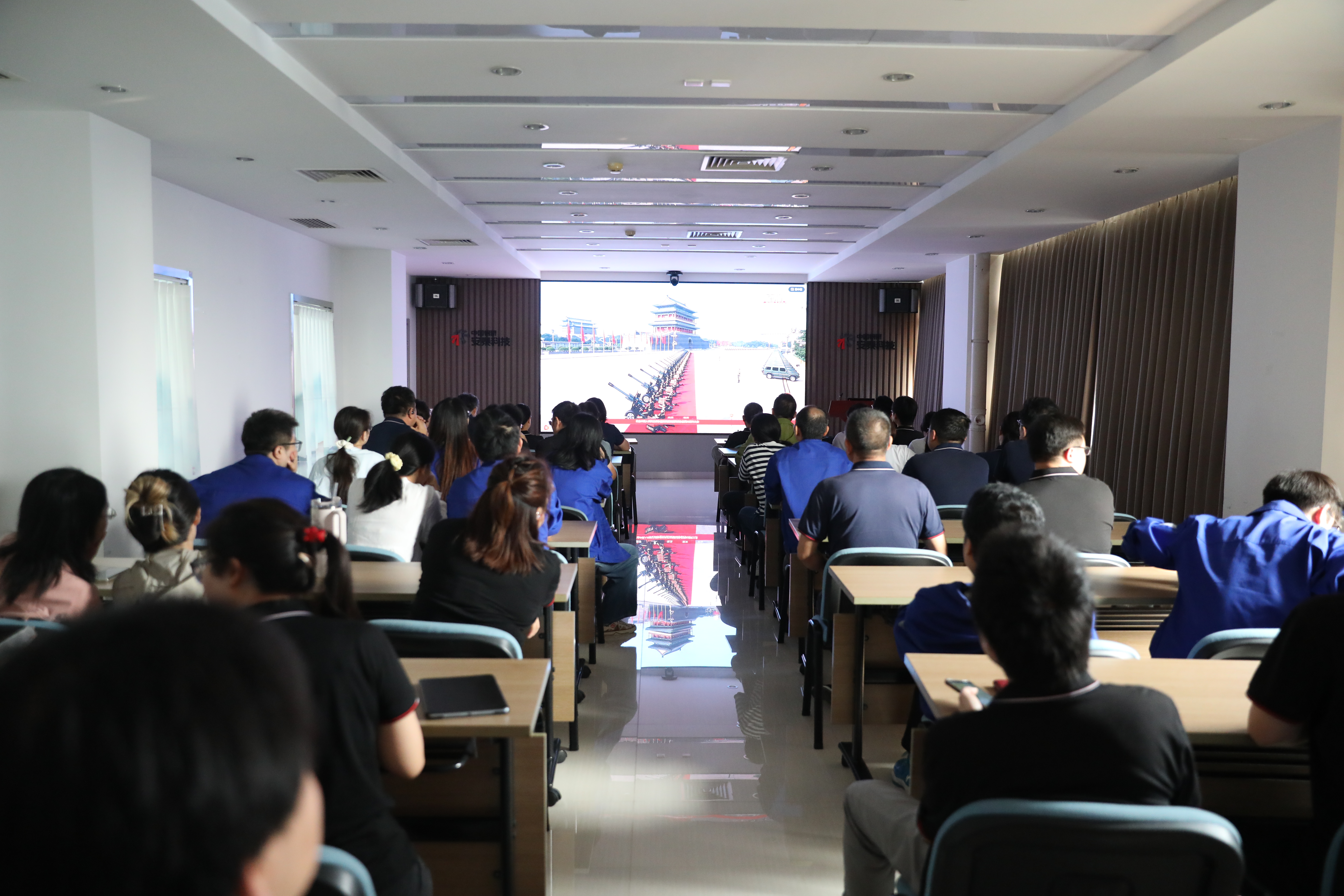 安泰非晶党总支观看阅兵式------.jpg 安泰非晶党总支观看阅兵式------.jpg